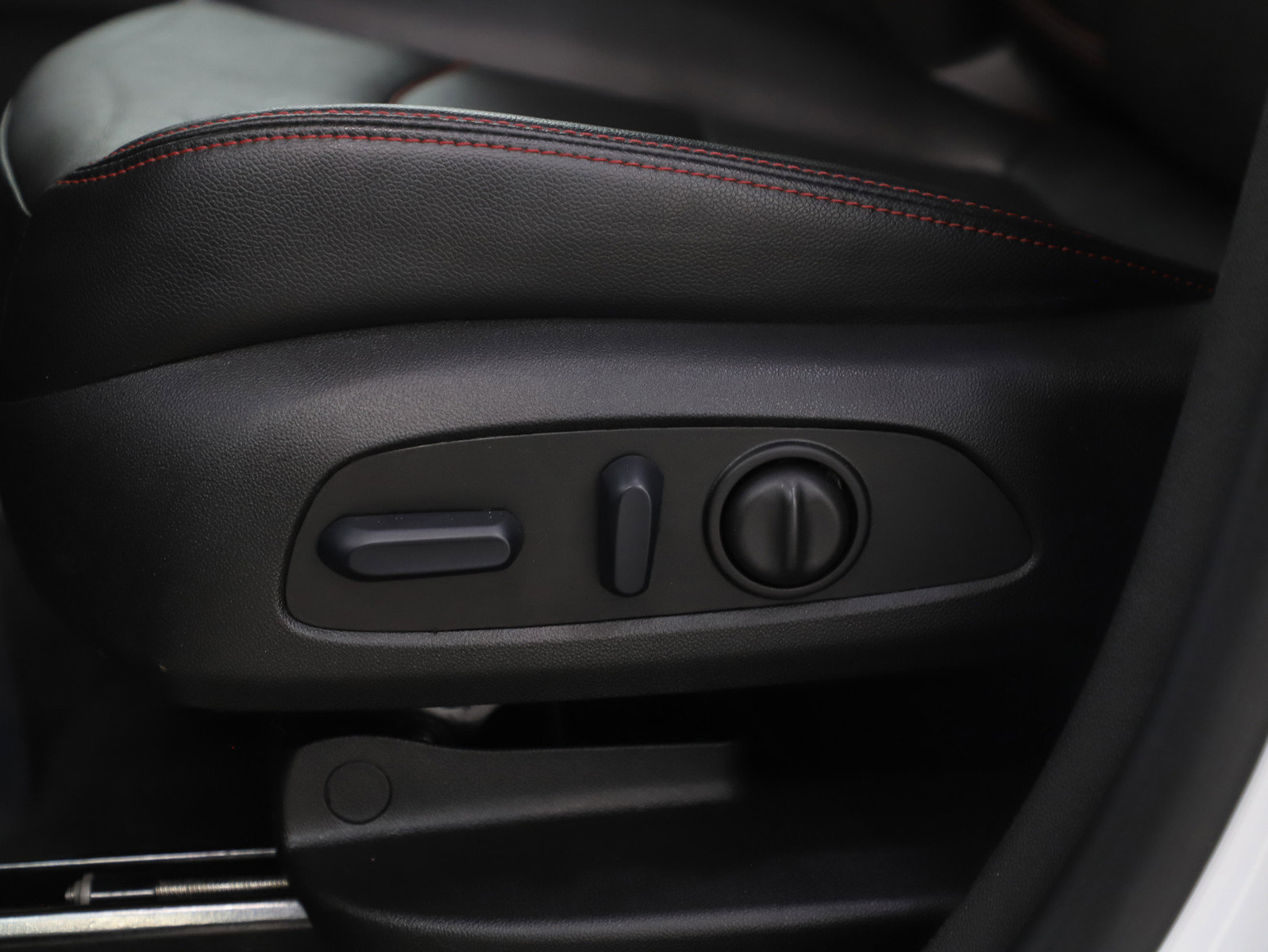 Used 2024 Chevrolet Equinox RS w/ RS Leather Package image 29