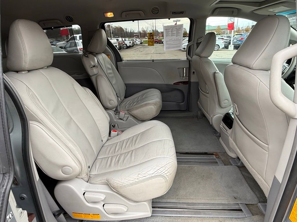 Used 2013 Toyota Sienna XLE image 16