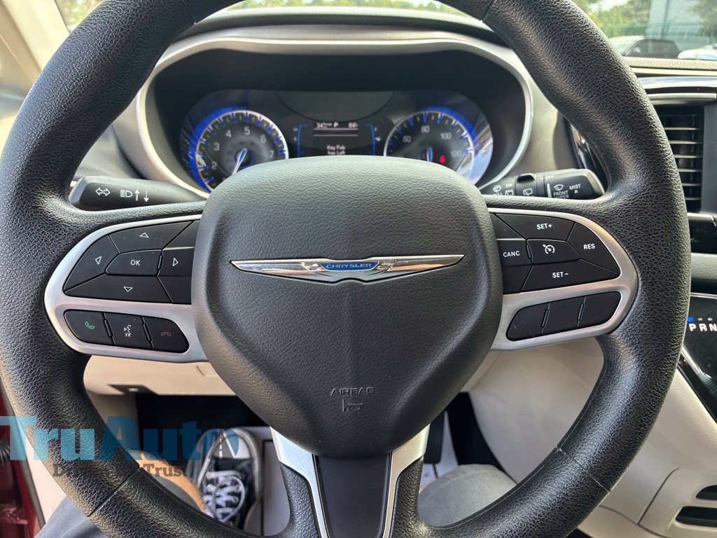 Used 2020 Chrysler Pacifica Touring w/ Tire & Wheel Group FWD image 26