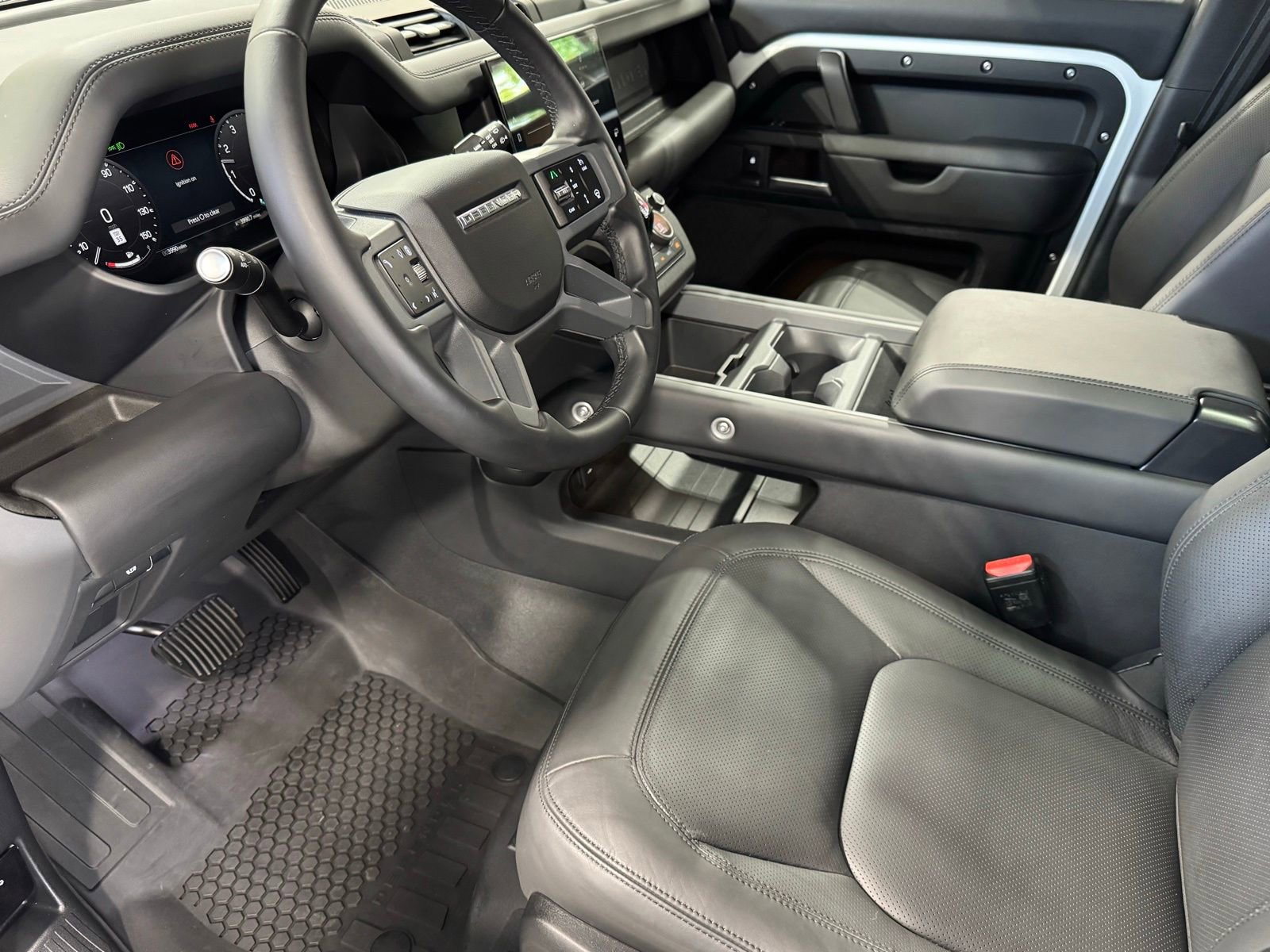 Used 2025 Land Rover Defender 110 X-Dynamic SE image 12