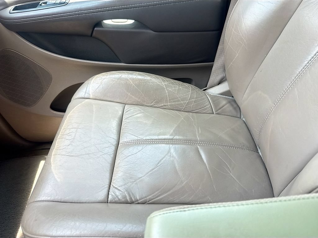 Used 2013 Chrysler Town & Country Limited w/ Luxury Group FWD image 17