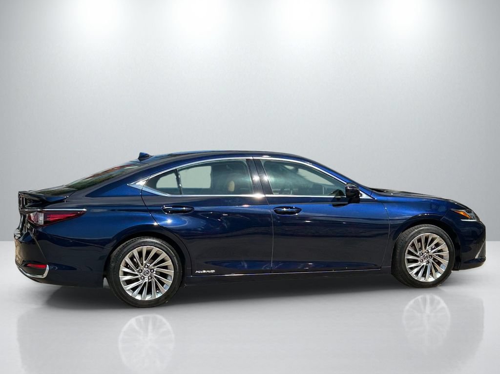 Used 2022 Lexus ES 300h w/ Luxury Package FWD image 4