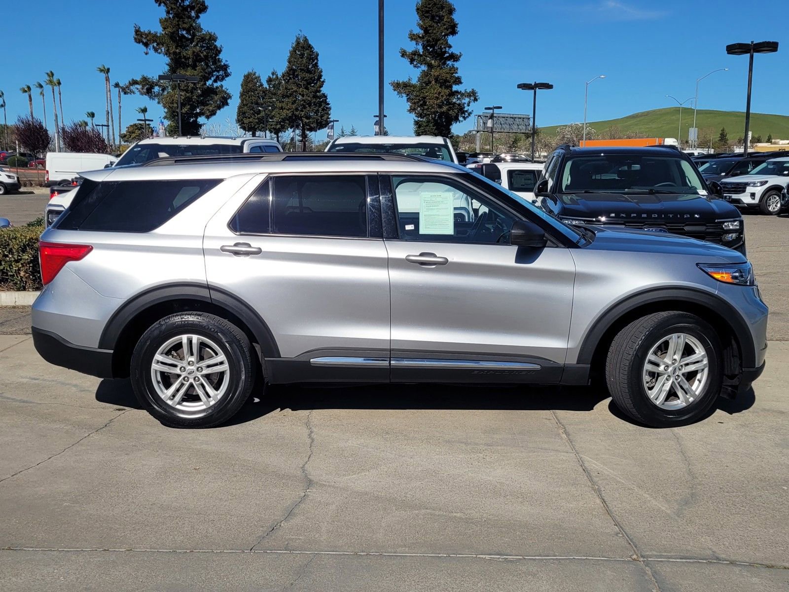 Used 2022 Ford Explorer XLT w/ Equipment Group 202A image 3