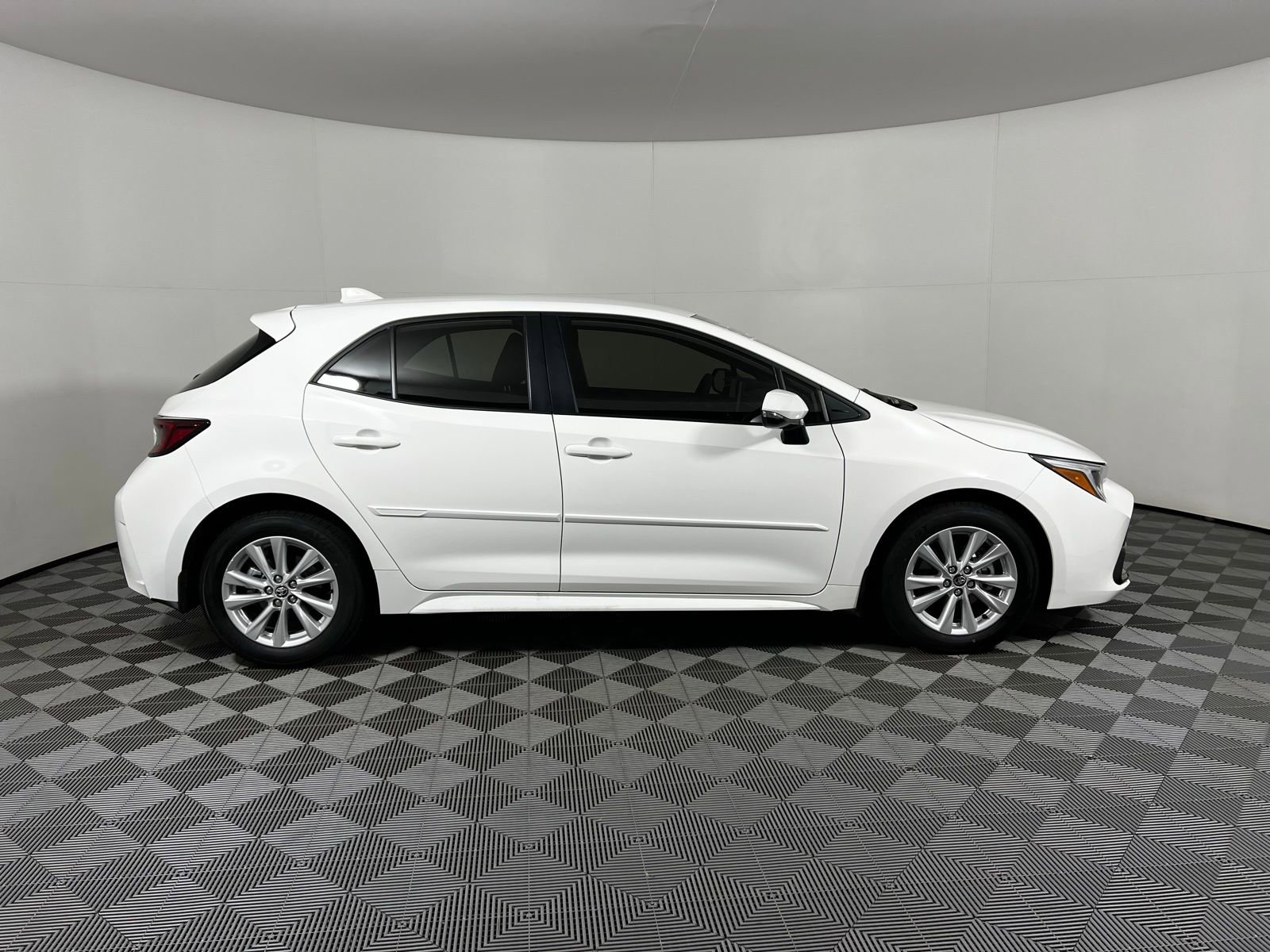 Certified 2025 Toyota Corolla SE w/ SE Package image 4