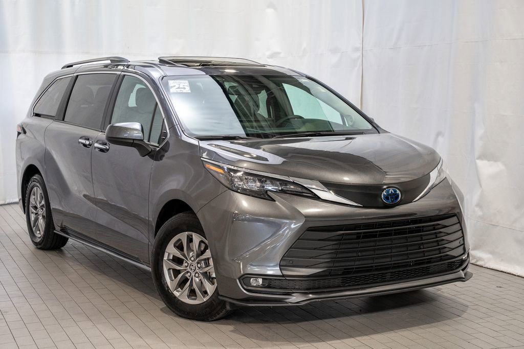 Used 2025 Toyota Sienna XLE image 1