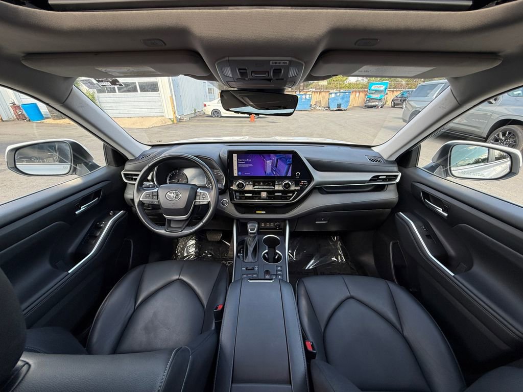 Used 2023 Toyota Highlander XLE AWD/4WD image 23