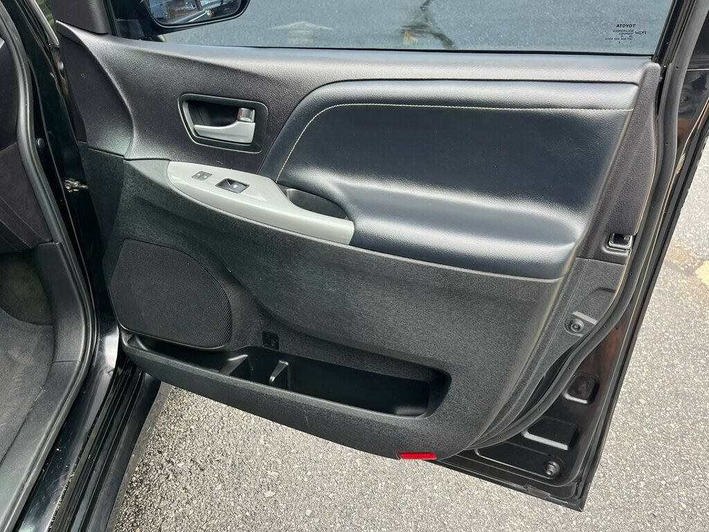 Used 2016 Toyota Sienna SE Premium FWD image 27