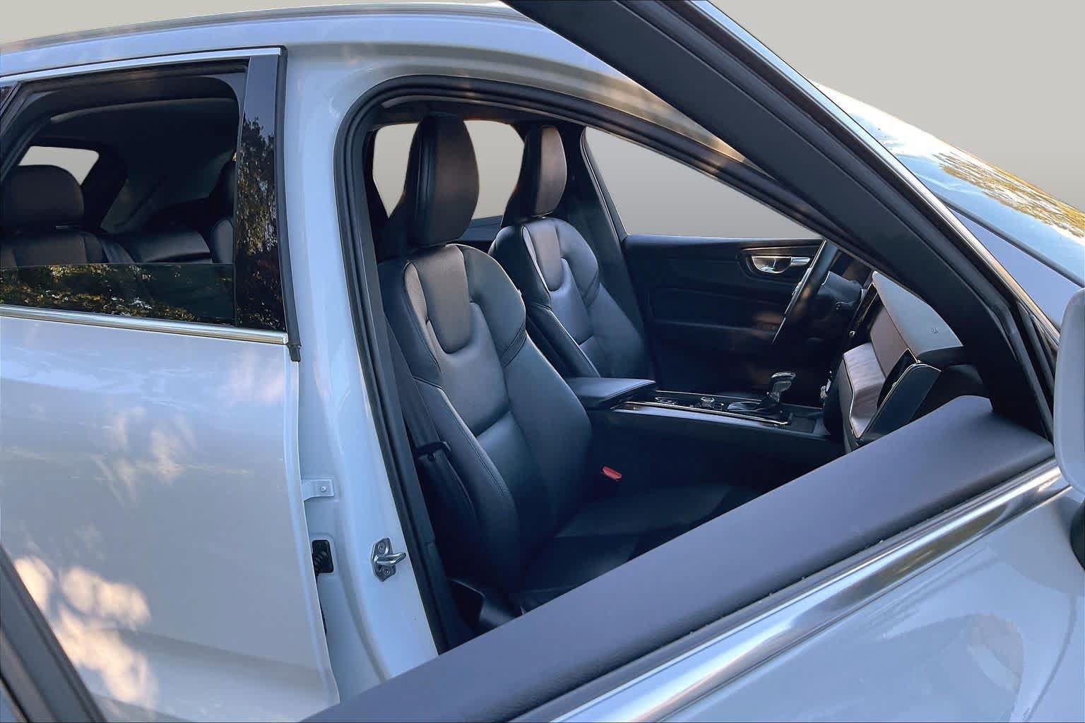 Used 2021 Volvo XC60 T5 Momentum w/ Premium Package AWD/4WD image 8