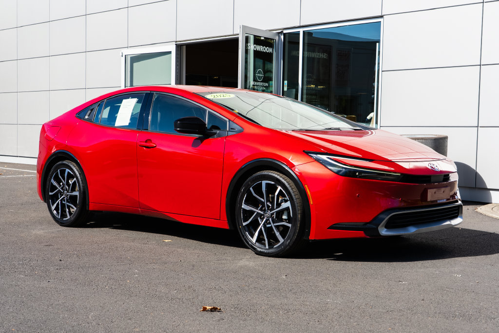 Used 2025 Toyota Prius Plug-In Hybrid FWD image 1