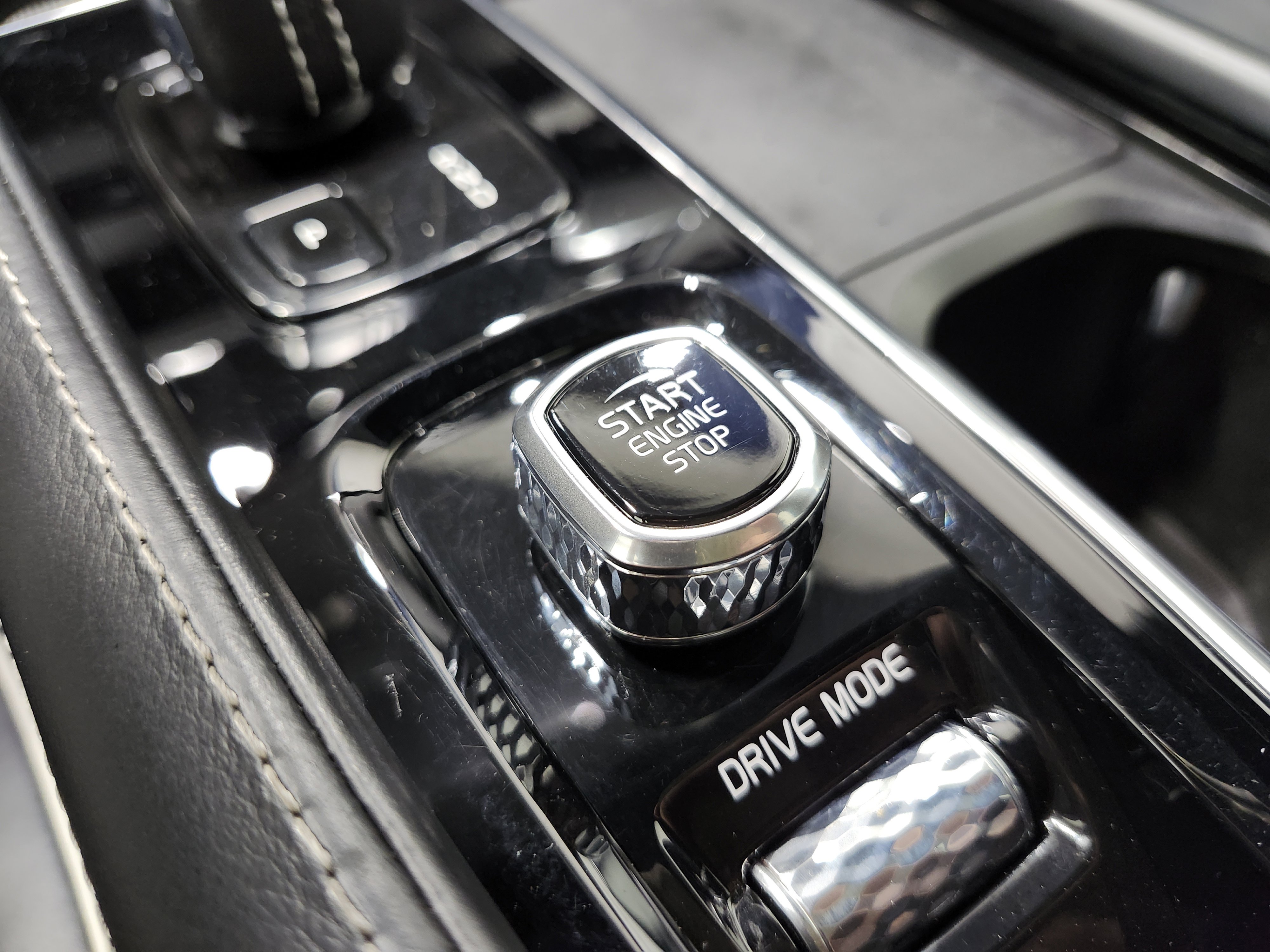 Used 2021 Volvo XC90 T8 R-Design w/ Advanced Package image 11