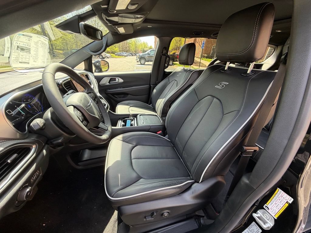 New 2026 Chrysler Pacifica Limited w/ S Appearance Package FWD image 15