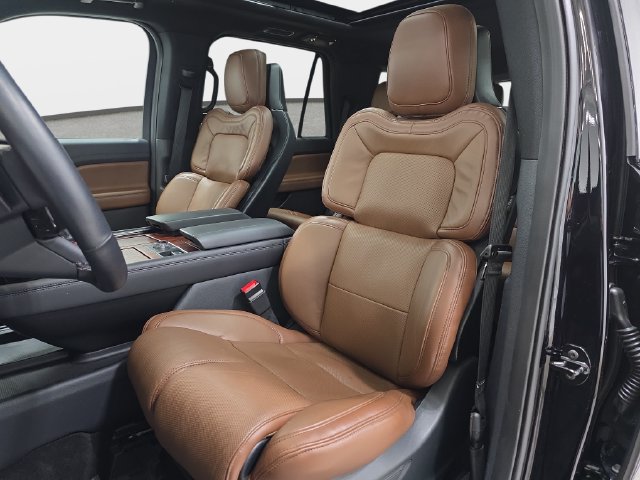 Certified 2024 Lincoln Navigator Reserve AWD/4WD image 12