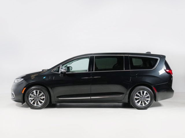 Used 2023 Chrysler Pacifica Limited FWD image 3