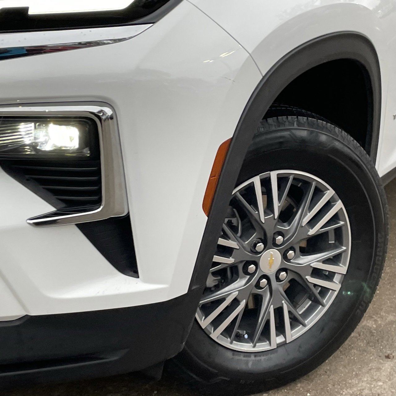 Used 2025 Chevrolet Traverse LT image 8