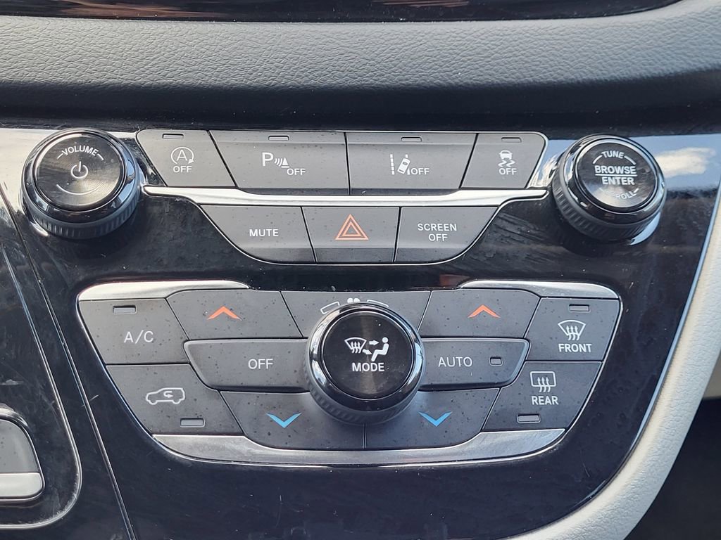 Used 2023 Chrysler Pacifica Touring-L FWD image 10