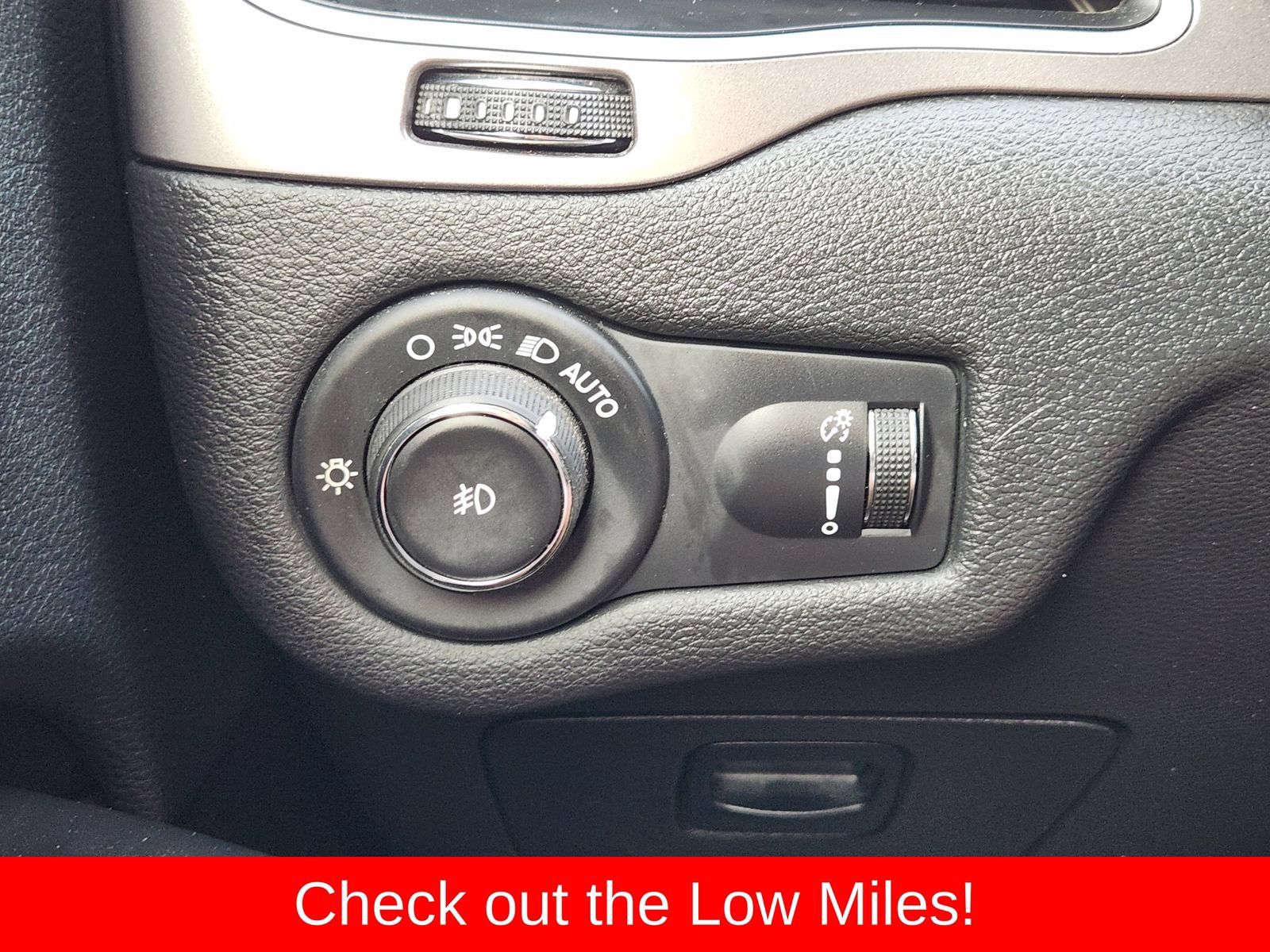 Used 2019 Jeep Cherokee Latitude w/ Popular Appearance Group FWD image 29