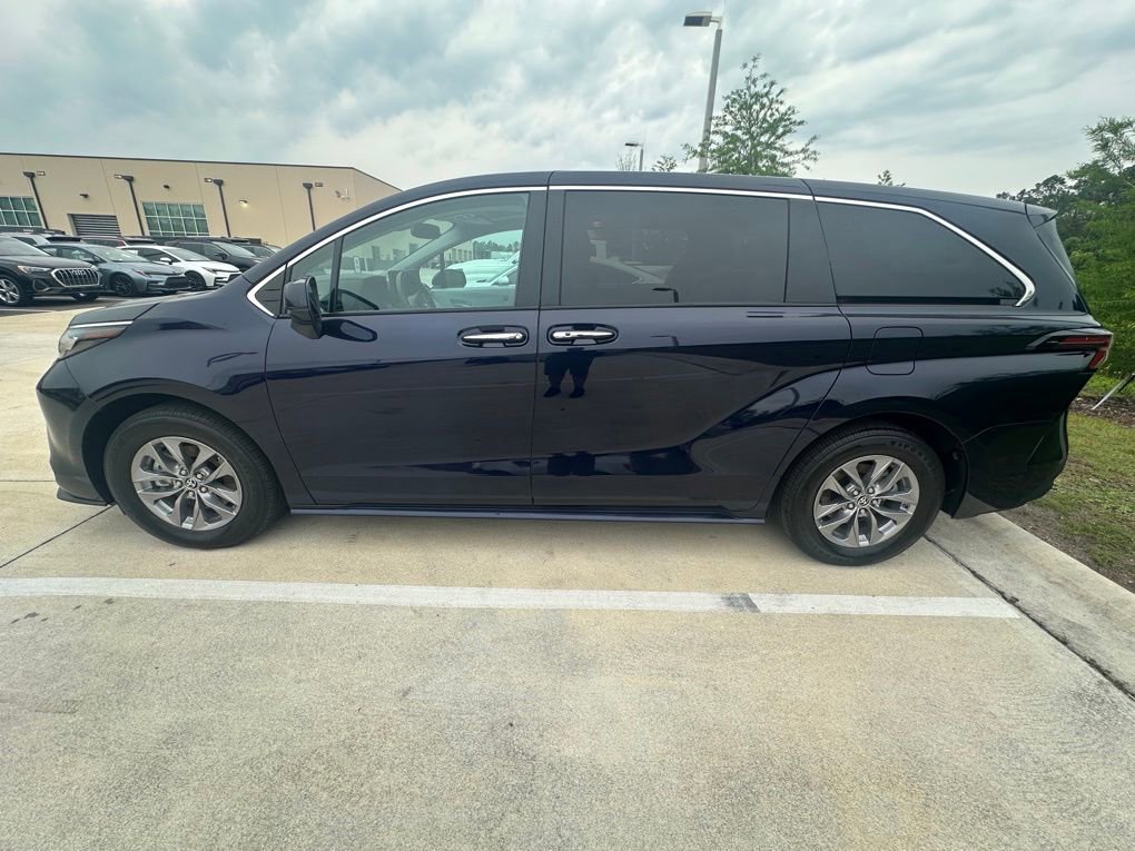 Used 2025 Toyota Sienna XLE AWD/4WD image 4