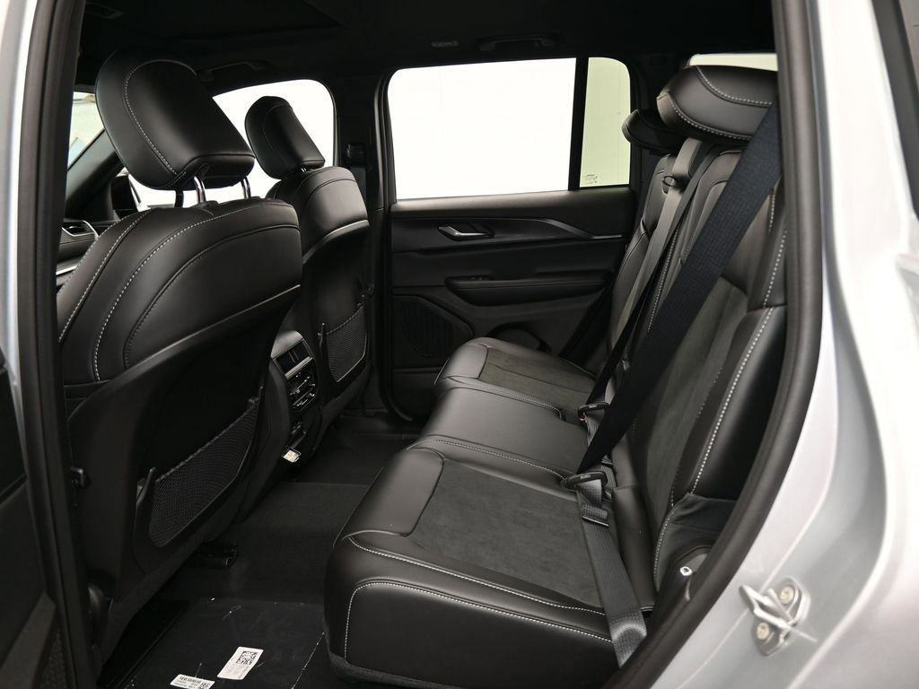 New 2025 Jeep Grand Cherokee Altitude image 28