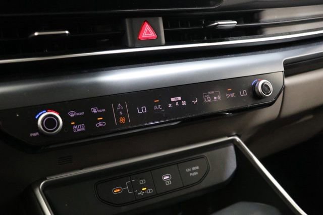Used 2025 Kia Carnival FWD image 28