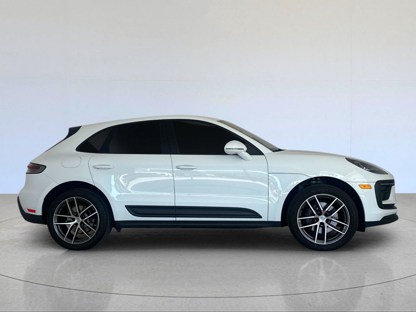 Certified 2023 Porsche Macan AWD/4WD image 9