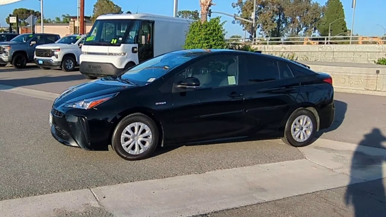 Used 2022 Toyota Prius LE FWD image 4