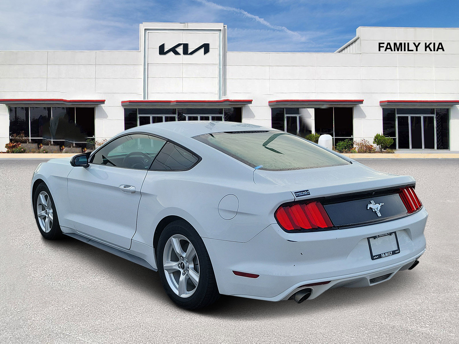 Used 2017 Ford Mustang Coupe RWD image 4