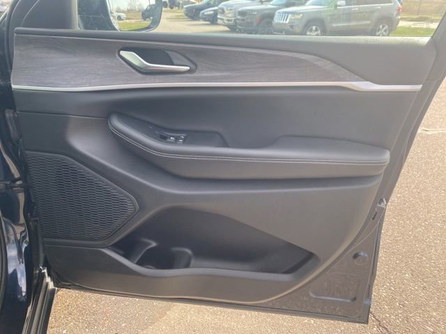 Certified 2023 Jeep Grand Cherokee L Limited image 33