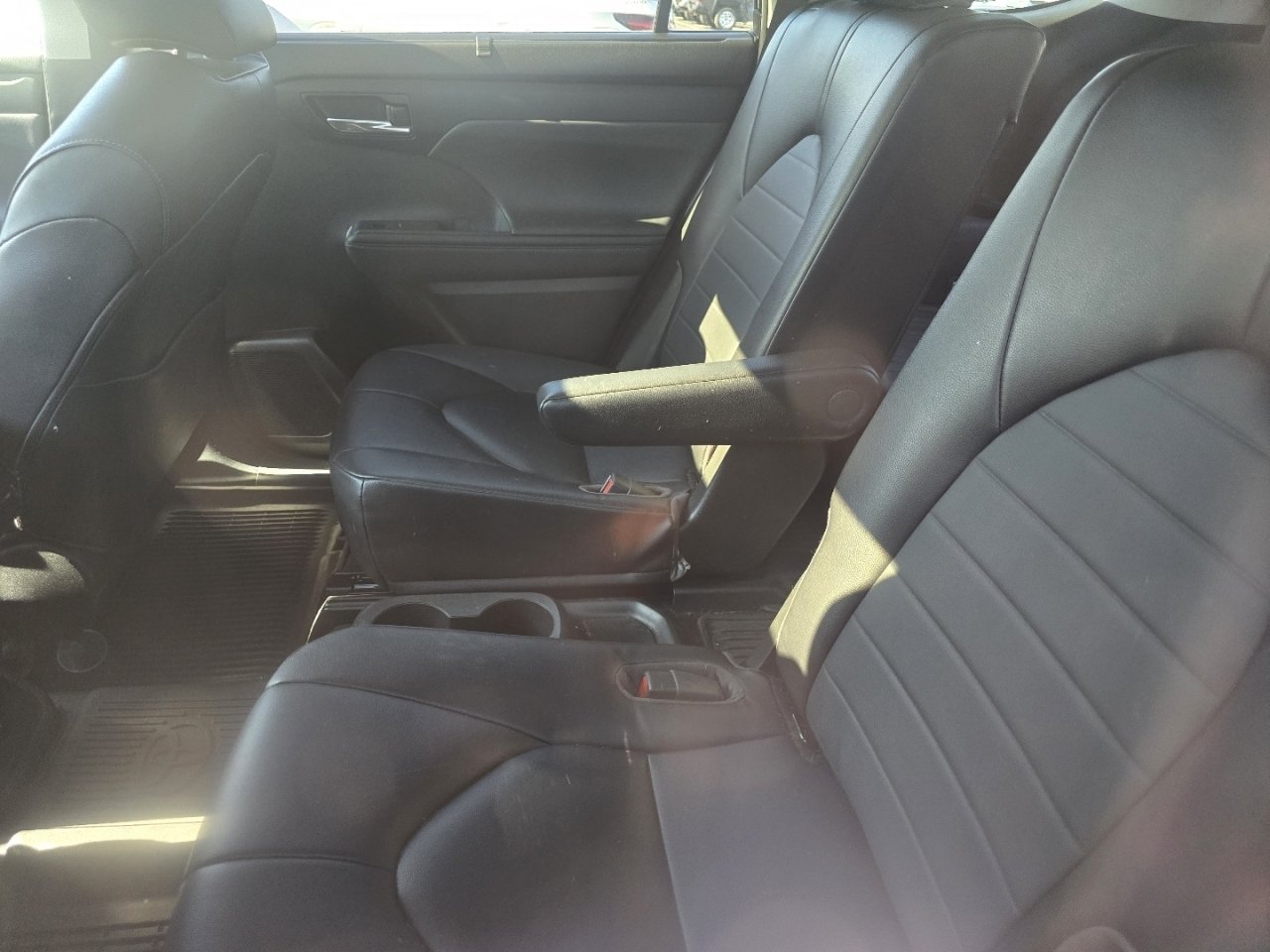 Used 2023 Toyota Highlander XLE AWD/4WD image 23