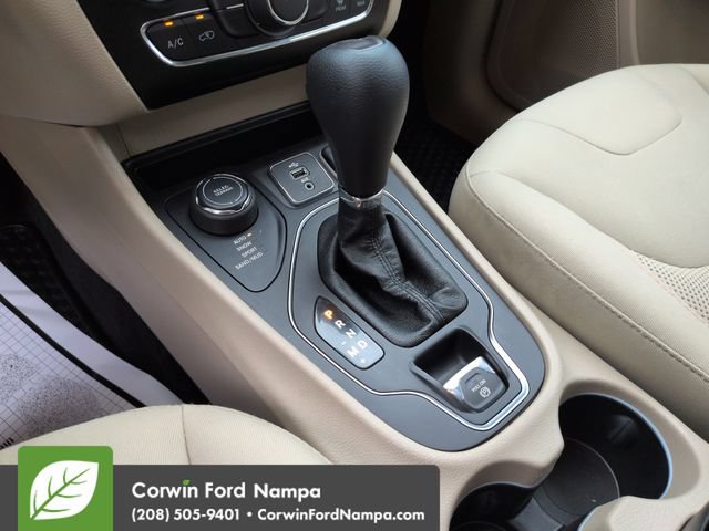Used 2019 Jeep Cherokee Latitude w/ Cold Weather Group AWD/4WD image 18