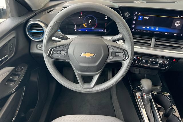 Used 2025 Chevrolet Trax LT FWD image 16