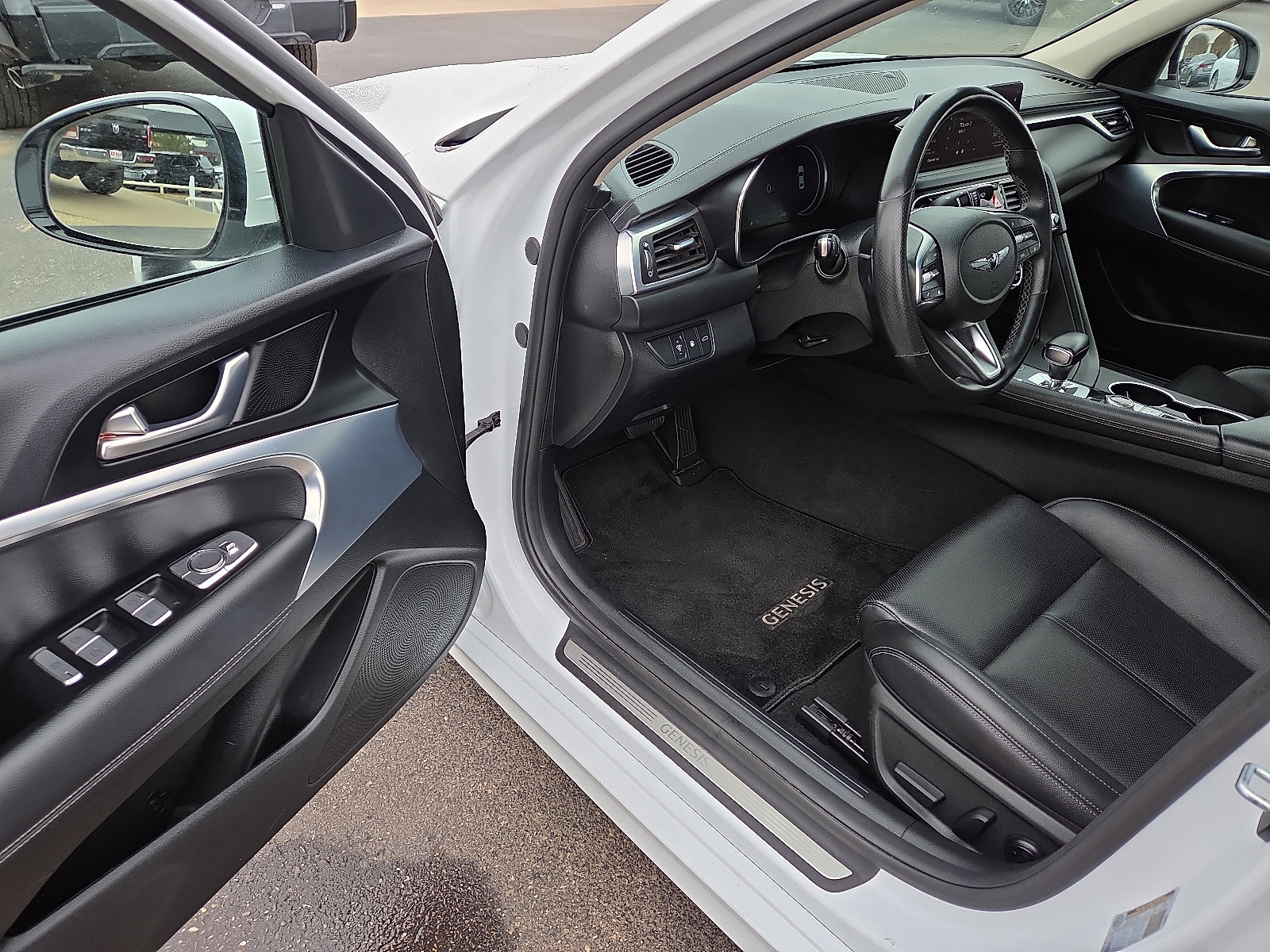 Used 2023 Genesis G70 2.0T image 11