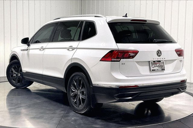 Used 2024 Volkswagen Tiguan SE w/ Panoramic Sunroof Package FWD image 12