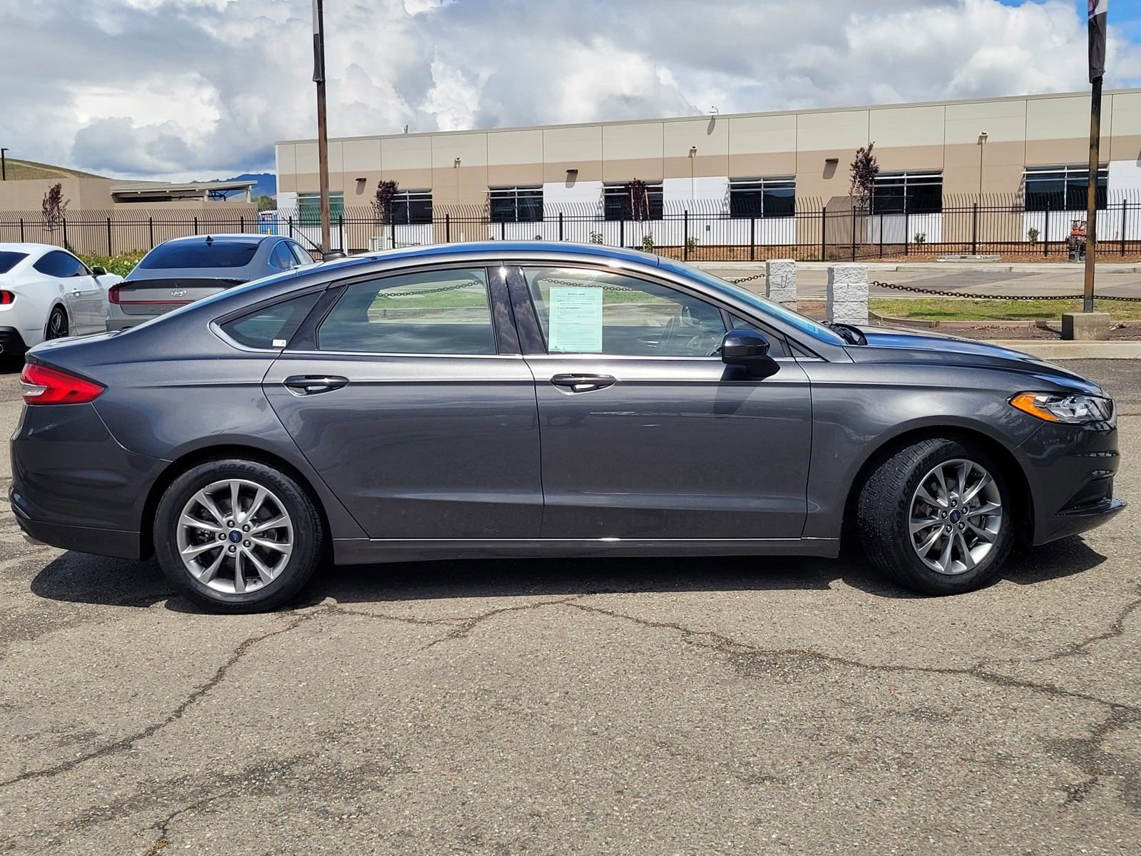 Used 2017 Ford Fusion SE w/ Fusion SE Technology Package image 3
