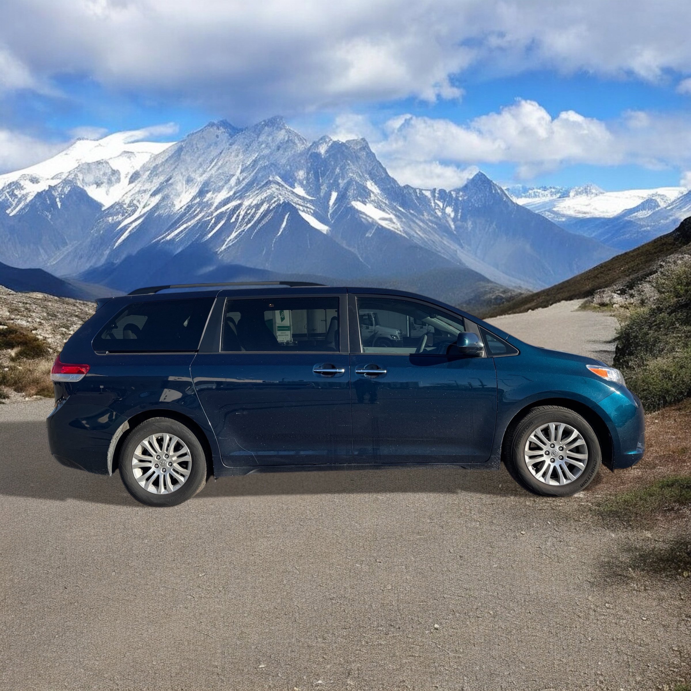Used 2012 Toyota Sienna XLE image 6