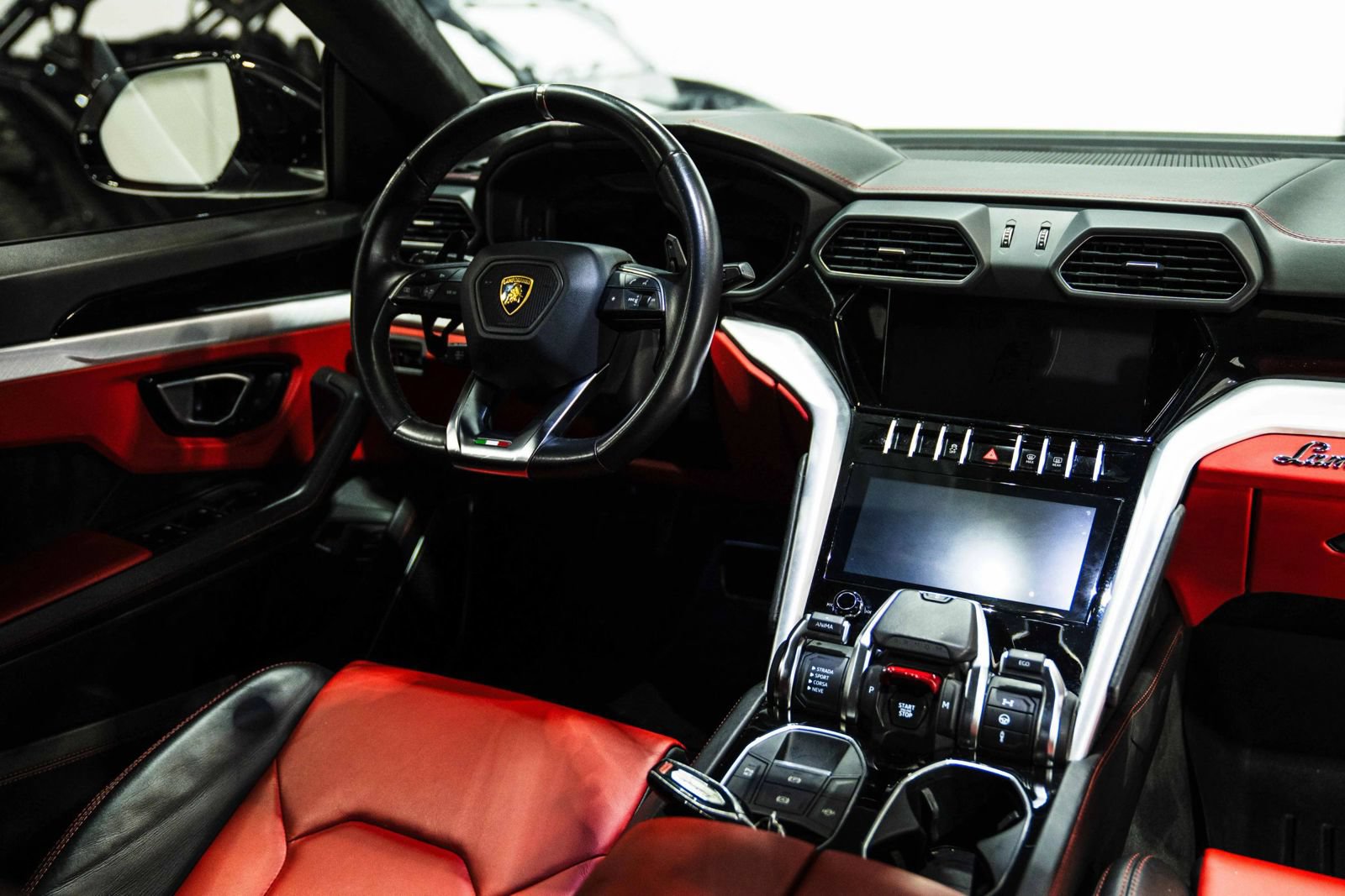 Used 2022 Lamborghini Urus AWD/4WD image 32