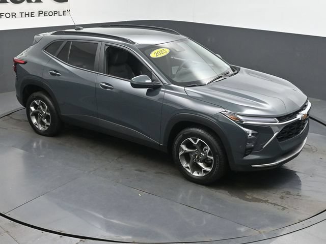 Used 2025 Chevrolet Trax LT FWD image 49