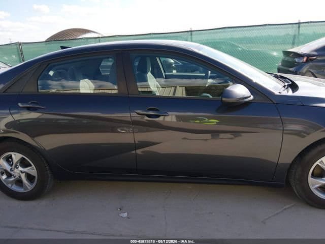Used 2021 Hyundai Elantra SE FWD image 12