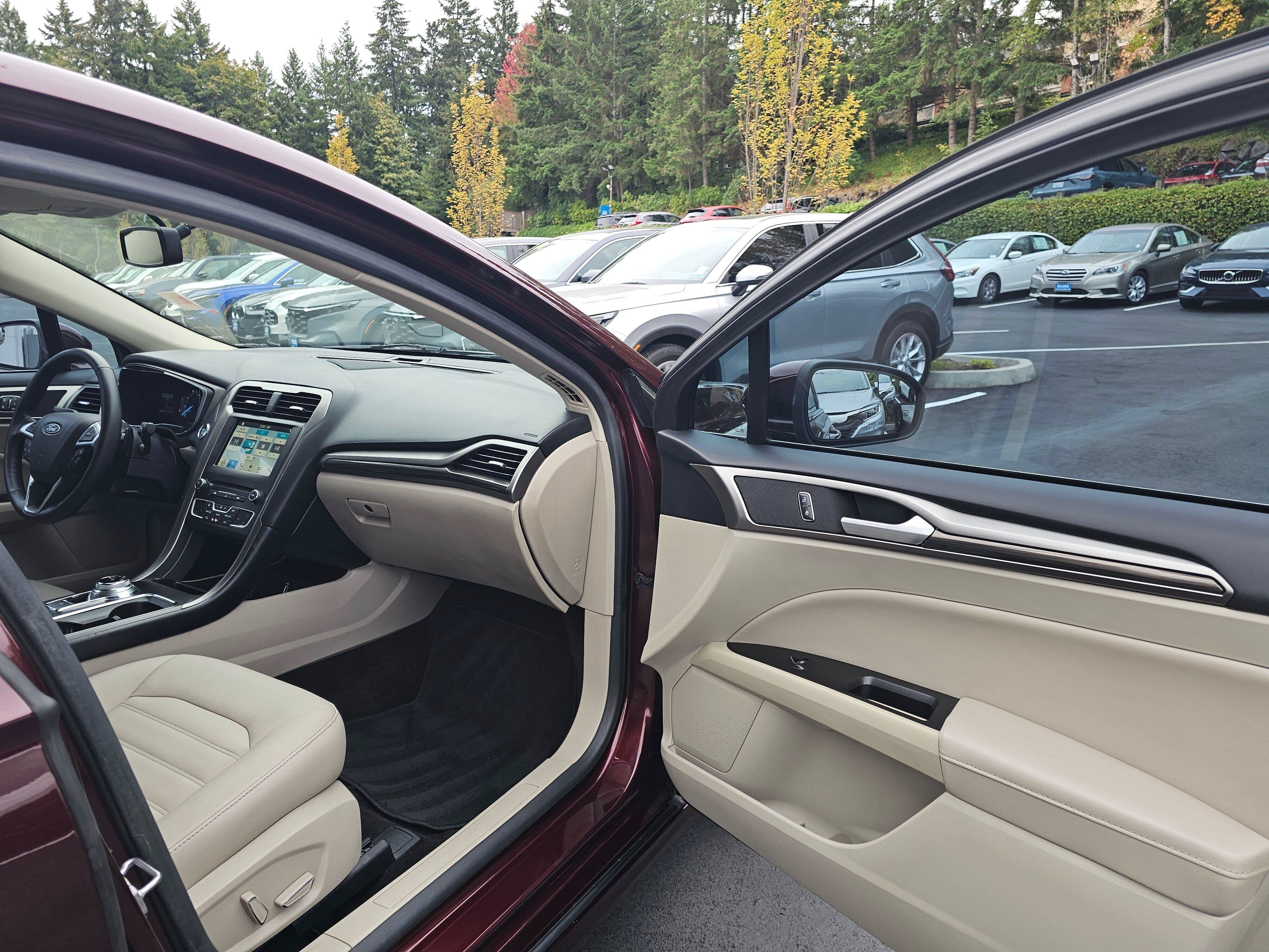 Used 2018 Ford Fusion SE w/ Fusion SE Technology Package FWD image 12