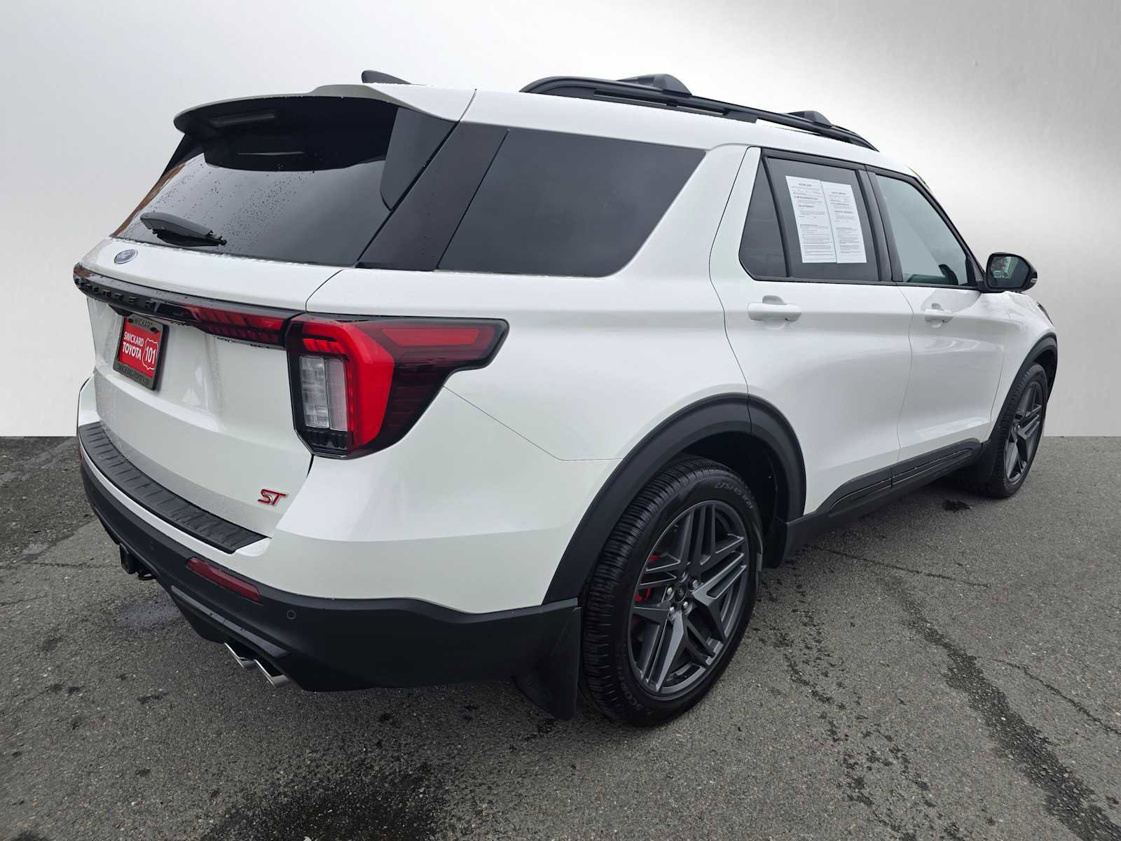 Used 2025 Ford Explorer ST image 3