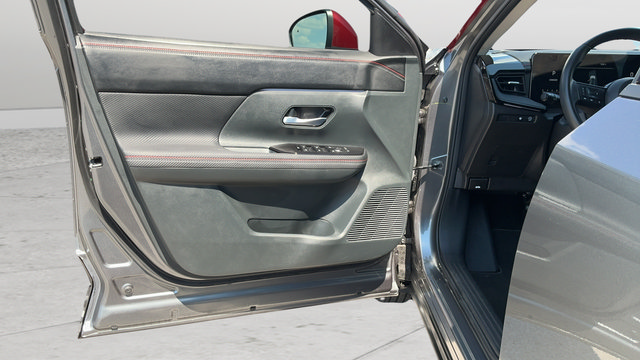 Used 2025 Nissan Kicks SR FWD image 18