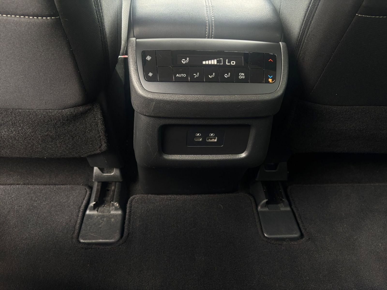 Used 2025 Nissan Pathfinder SV FWD image 25