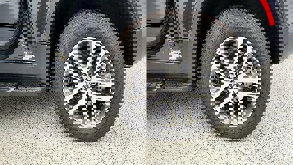 Used 2025 Land Rover Defender 90 S image 9