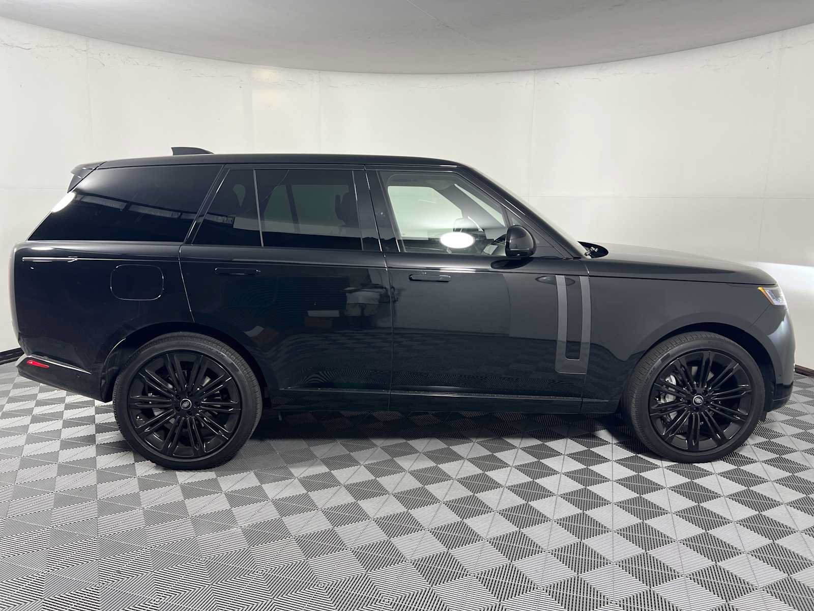 Used 2025 Land Rover Range Rover SE AWD/4WD image 8