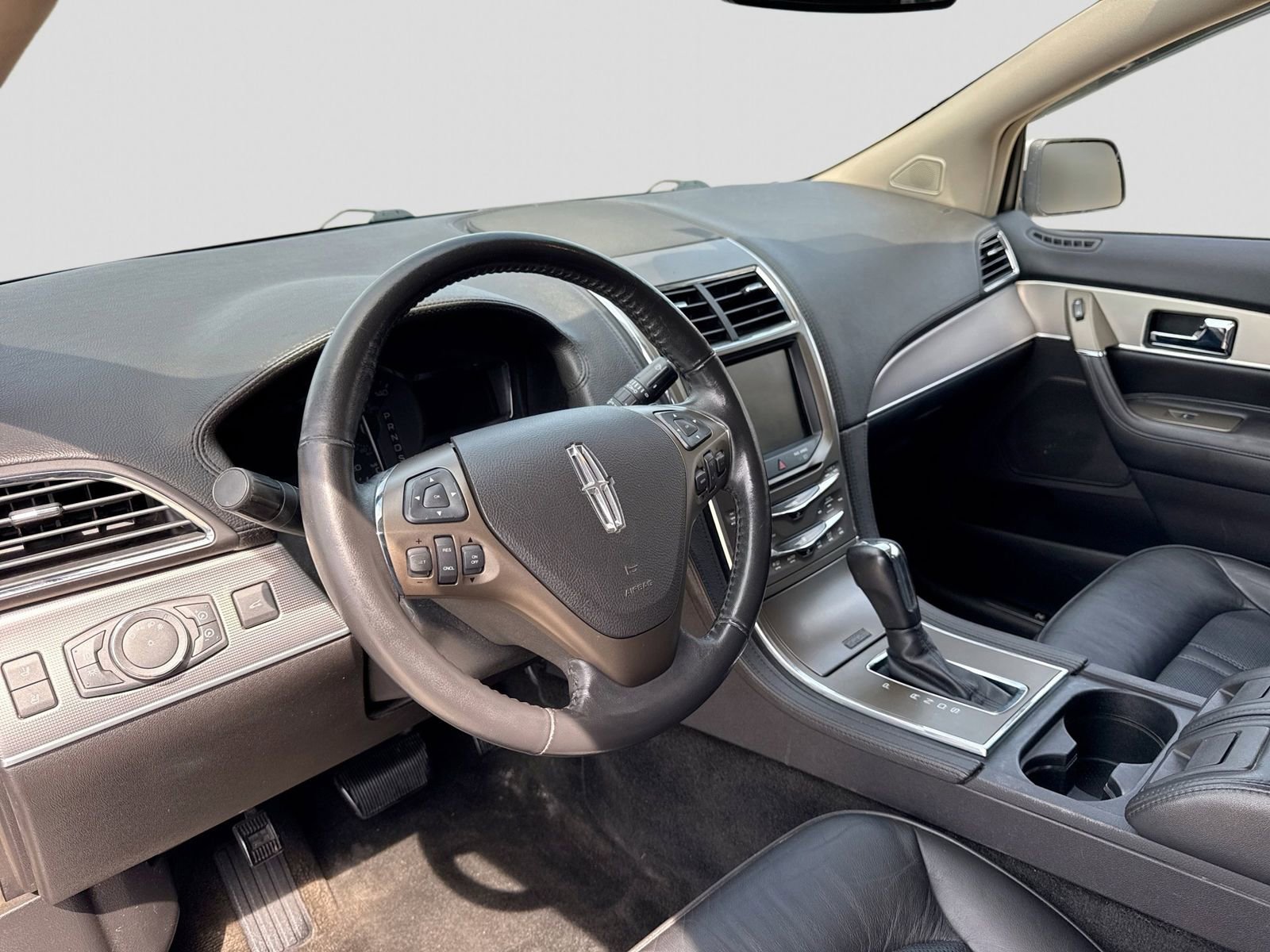 Used 2013 Lincoln MKX AWD image 2