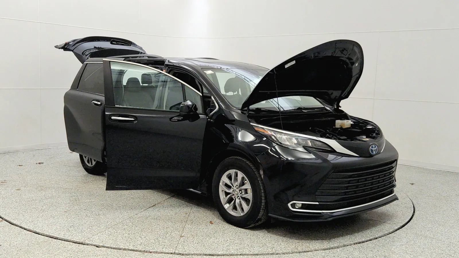 Used 2024 Toyota Sienna XLE image 9