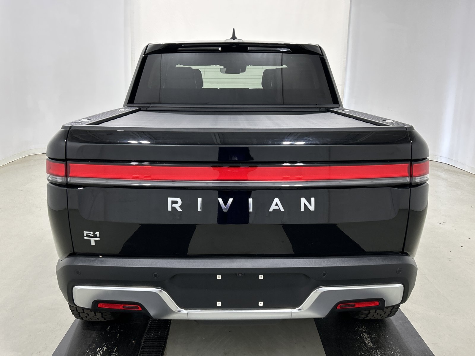 Used 2025 Rivian R1T Adventure AWD/4WD image 4