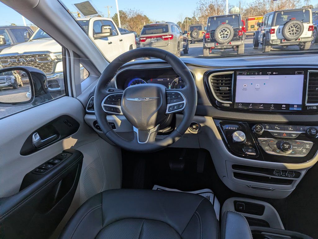 Used 2024 Chrysler Pacifica Touring-L image 11