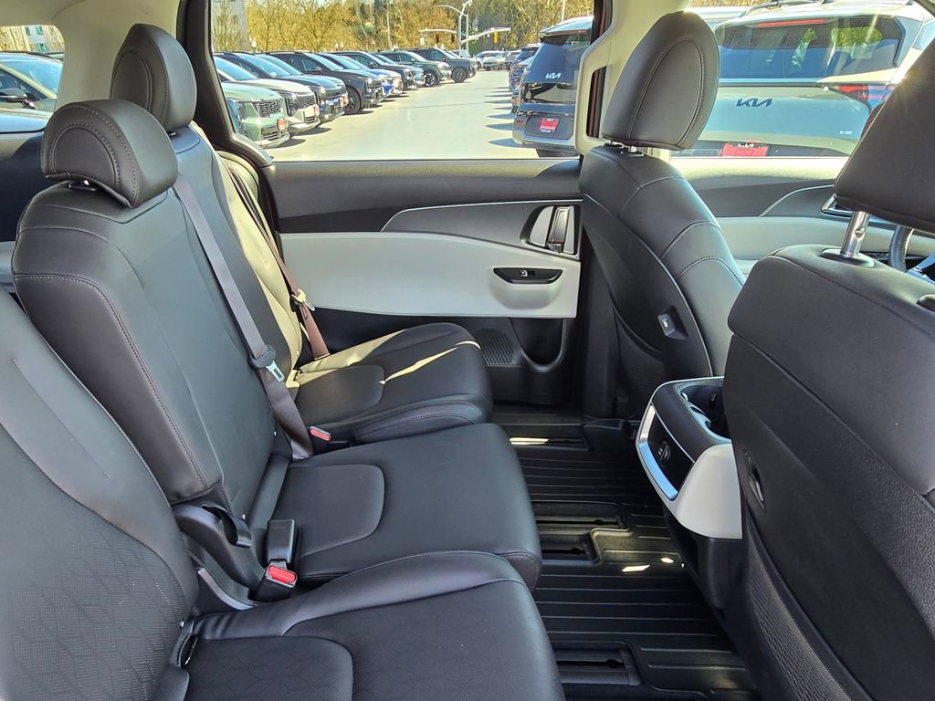Used 2024 Kia Carnival LX FWD image 14