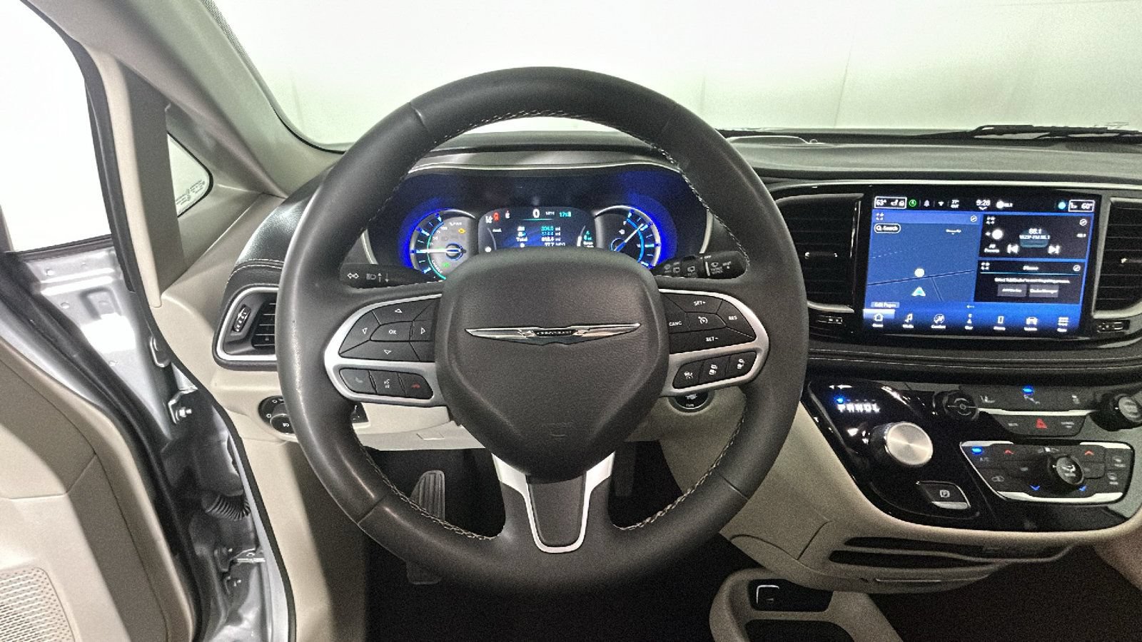 Used 2024 Chrysler Pacifica Limited FWD image 16