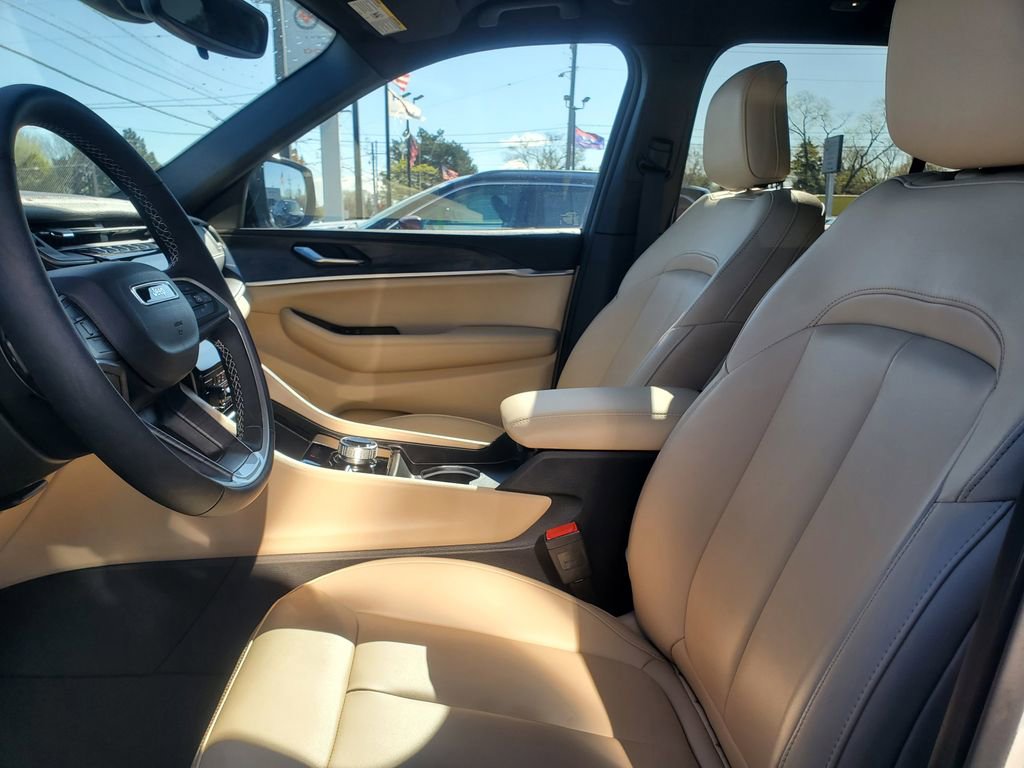Used 2024 Jeep Grand Cherokee Limited AWD/4WD image 11